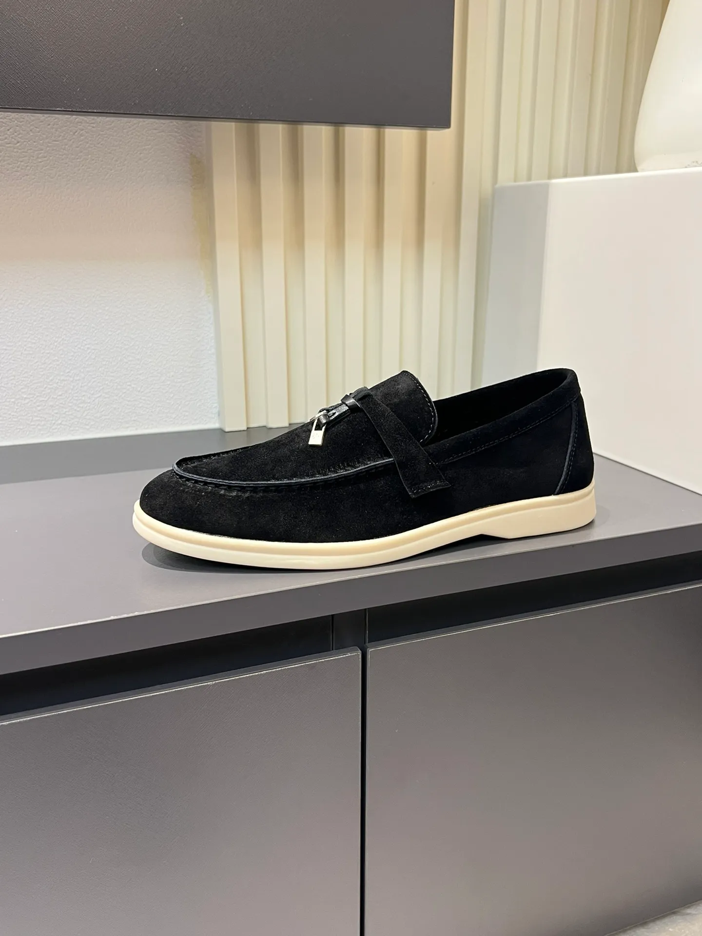 Men's shoes 💰p360 "Loro men's shoes 💰pian'*" Classic L men's shoes for couples 💰p Top version British flat loafers, a must-have item in old money style, the minimalist design is eye-catching and durable, a plus point for dressing The soft foot feel and texture are outstanding. They don’t scratch your feet and are very nice. They are matched with soft and waxy soles. They can be worn daily for a long time without getting tired. They are easy to wear, versatile and classic items, with perfect foot feel and texture! Imported cashmere fabric, the lining is made of imported A-grade water-dyed cow lining, the top version of the genuine leather midsole is sewn with pure handmade mark thread! Size: Female 35-40 (34. Customized) Male 38-44 (45.46. Customized)